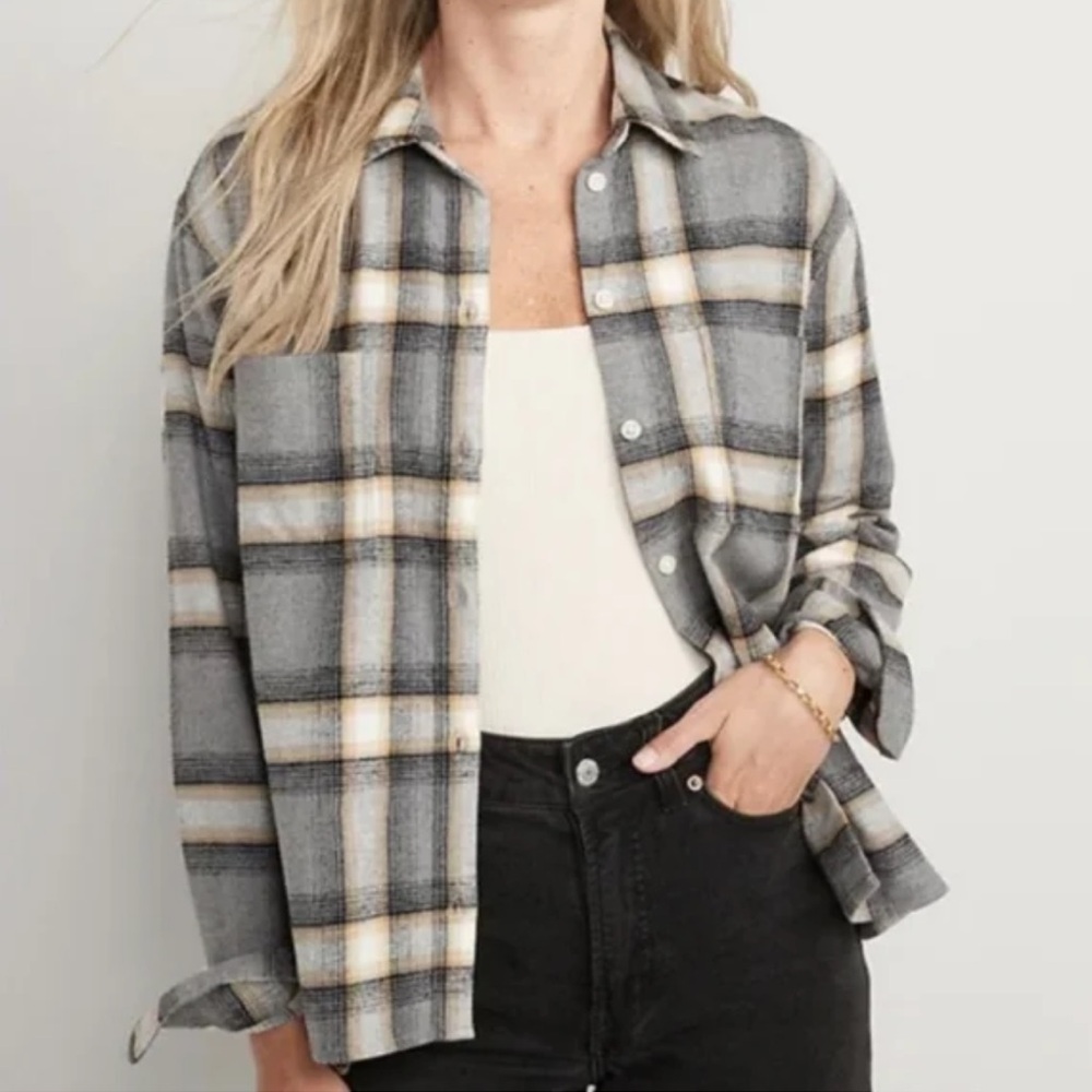 Old Navy boyfriend gray plaid flannel button-down long sleeve crop shirt Size M